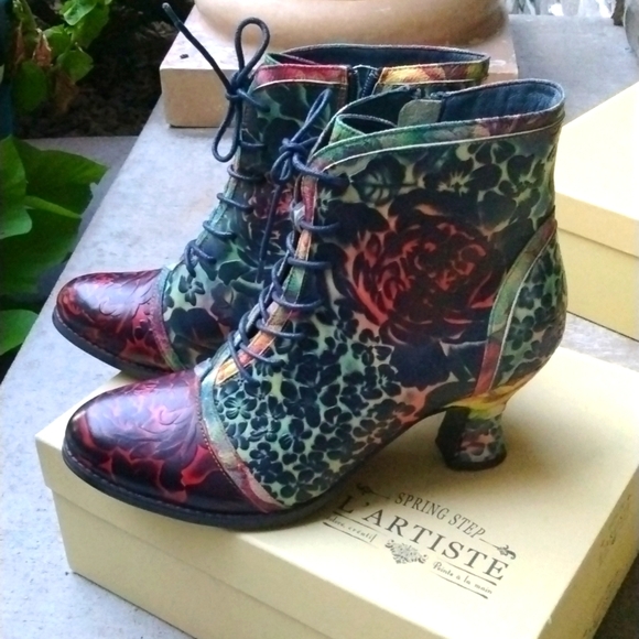 L'Artiste Shoes - NWT L'Artiste hand painted leather bootie. FAIRYCORE STEAMPUNK ROMANTIC size 9